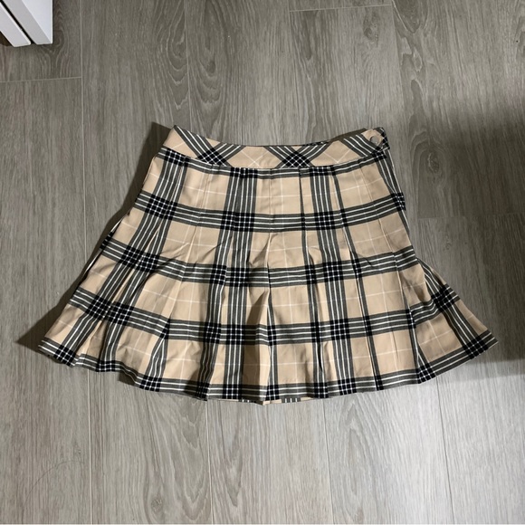 H&M Beige Pleated Plaid-Pattern Skirt - Picture 2 of 7